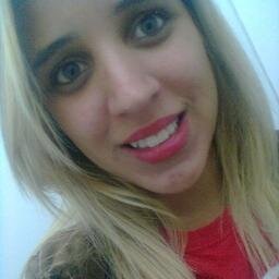 Tipo uma foto com sorriso inocente
Mas a vida tinha um plano e separou a gente ♫