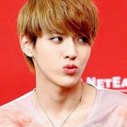 สวัสดีคร้าบบบบทุกคน ผมชื่อ Kris จากวง EXO นะครับ อายุกำลังจะ 23 แล้ว เอ๊าะ ใสๆ   ผมเป็นคนคุยสนุก น่ารัก ยินดีที่ได้รู้จักทุกคนนะครับบบบบ