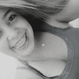 Garota envolvente do sorriso atraente ,
corpo perfeito  ♥.  *-*