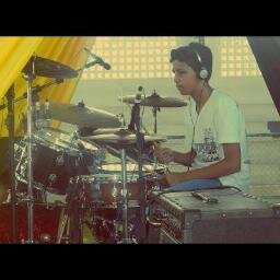 gosto de ir a igreja,gosto de tocar bateria,guitarra ,jogo futebol etc......