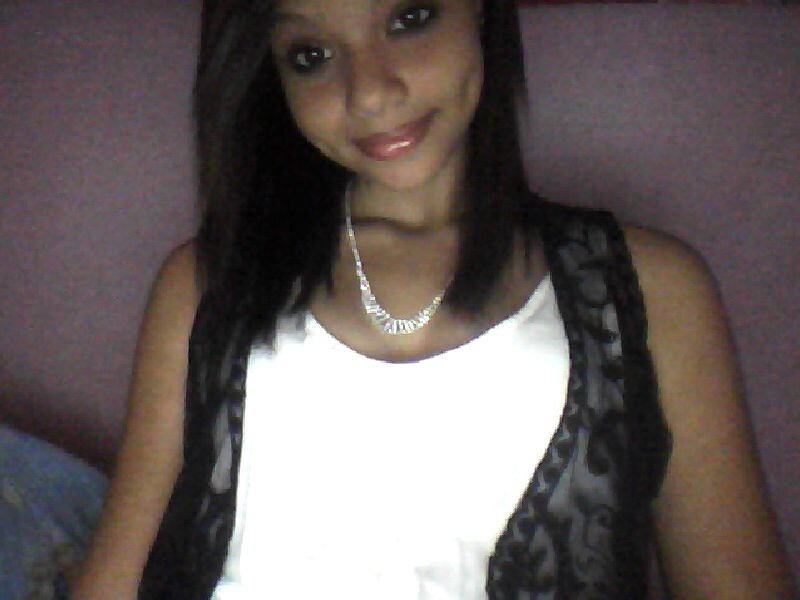 sou meia locaa rsrs, sou chata, simpatica com quem é com migo , solteiraa rsrs , tenho 14 anos rsrs e se quizer saber mais segue ai rsrs ...