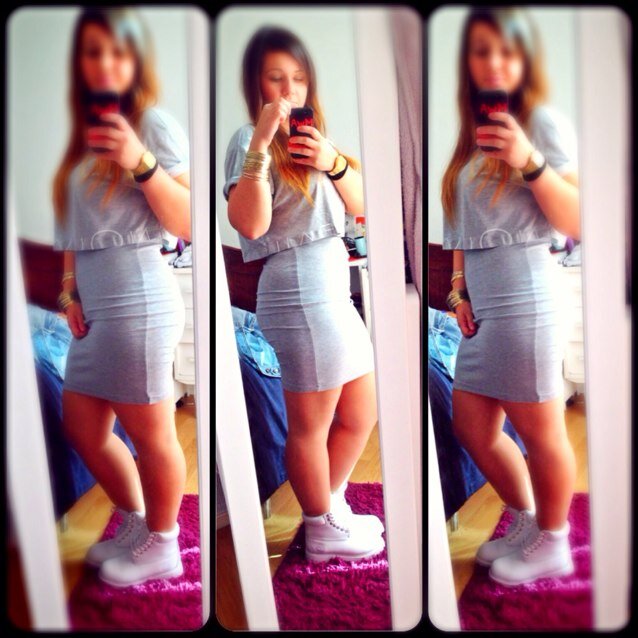 I follow back, I love you @_LaraaS !