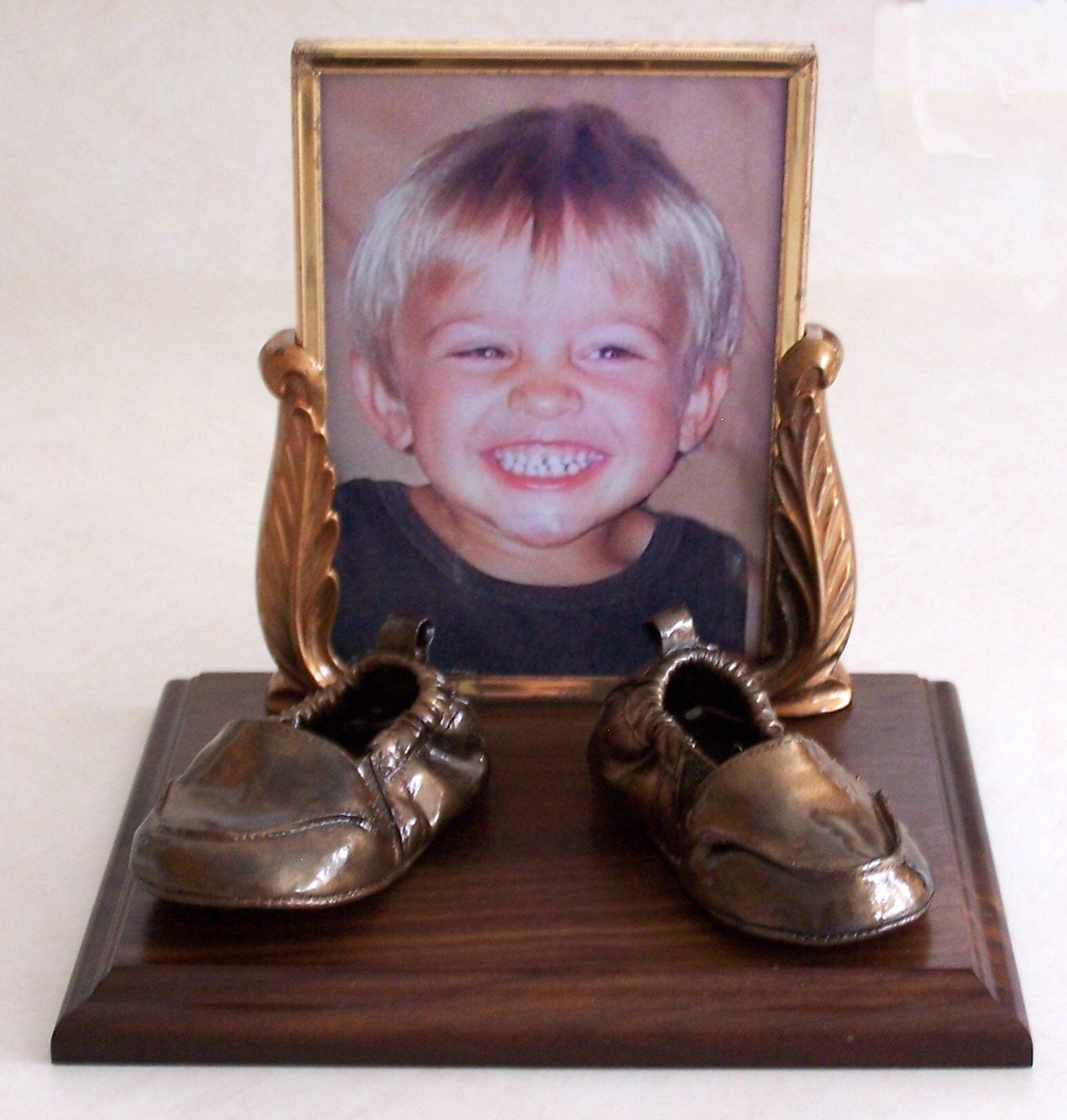 We Bronze Baby Shoes and Other Family Keepsakes.

Hold onto those precious memories and special moments of your baby's first steps.