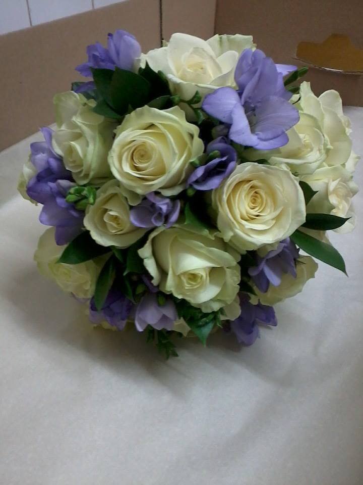 Reebees florist in Pensby ,Wirral 0151 648 6500.Specialists in Wedding & Funeral Flowers,Local, National & International Deliveries.