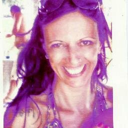 artista plástica, criação e produção de acessórios de moda, amante da natureza, da sinceridade, dos animais, do humor, de cinema e da boa comida!!!