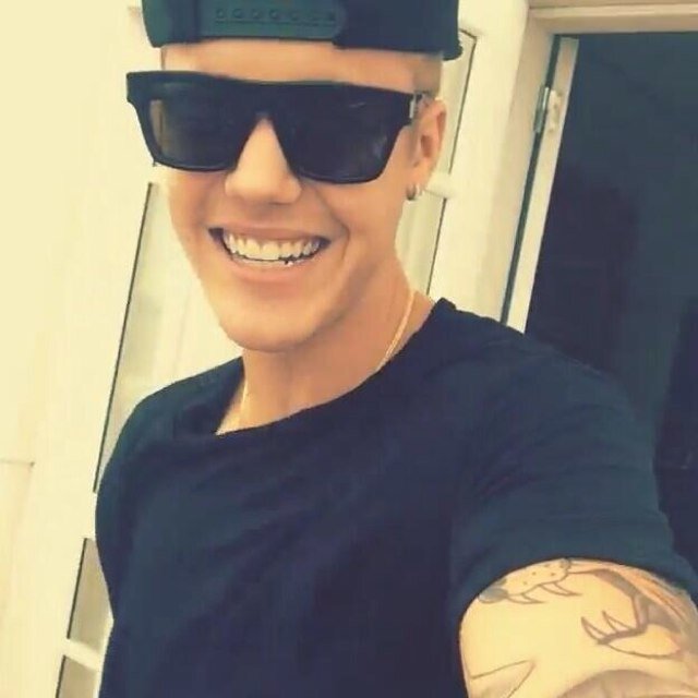 vc tá se arrumando em frente ao espelho qnd alguém fala no seu ouvido hi babe e é o justin te abraçando por trás!!!!1!1!!!!