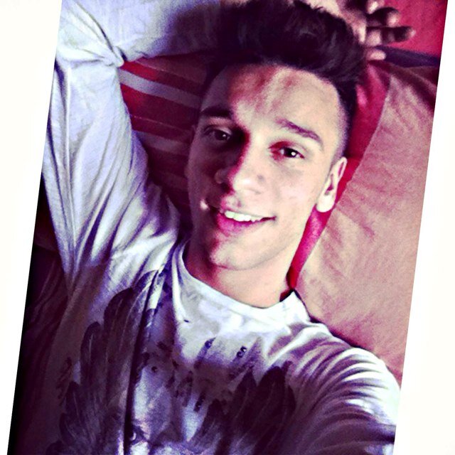 Legal ,Simpático, Divertido, Gosto de ajudar as pessoas, E sempre com Deus no coração s2' ,que conhece? Segue ae e conheçe melhor ;)