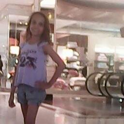 tenho 9 anos na foto estou de blusa lilas adoro praia cinema e ficar no pc ! sou delicada cuidadosa mais também brava ! minha cantora favorita é Manu Gavassi !