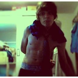 Se eu chorar, me anima, mas se eu sorrir é por você.   @H1GHWAY_TO_HELL :3