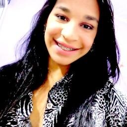Quem sou eu? Só apenas uma sonhadora, que espera que o amanhã seja feito de realidades e sonhos, onde não haja impurezas.