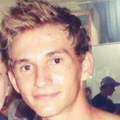 Gremista, solteiro, 19 anos, escorpiando!  https://t.co/LqqeoqZe7y    http://t.co/zfDBvwhjJ2