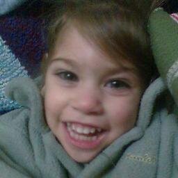 Selene tiene 5 años y sufre Parálisis Cerebral de tipo Cuadriparesia espastica con microcefalia. Necesita viajar a China para un implante de células madre.
