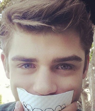 GARRETT CLAYTON FAN! Here to support him forever :) love him so much! He followed 11/1 and tweeted me 3 times :) follow him @garrettclayton1