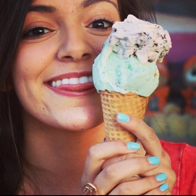 Give the free follows to @Ausmeezy. If you have a good heart can you please give my friend @_Eiffel_Tower some?