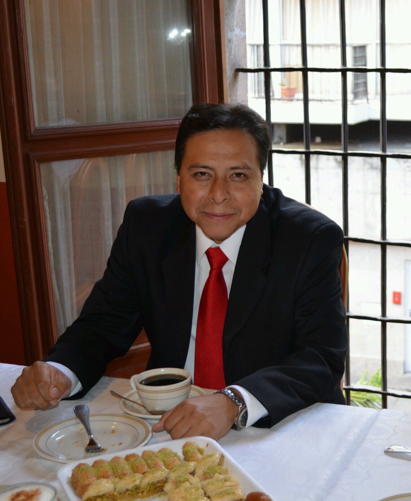 MBA por la Universidad Iberoamericana. Padre de Familia, Leal, Amante de la buena cerveza, Aficionado al béisbol, Americanista.