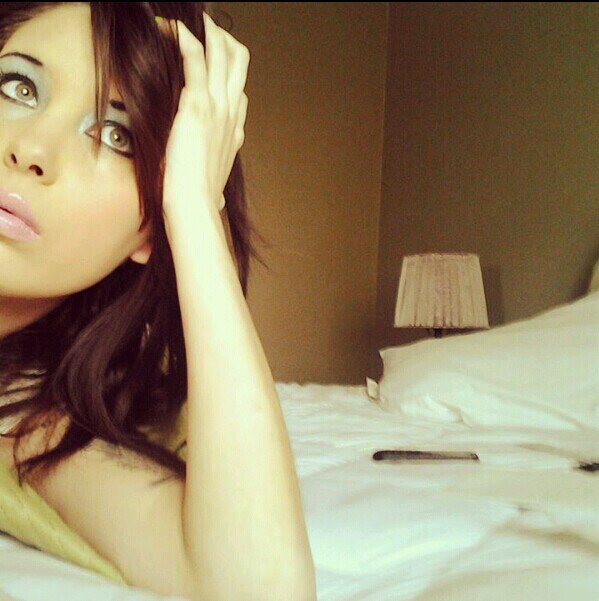 Singer/Songwriter. Music is my life and when I die I will take it with me. Follow me on instagram @hoewelerbrittany.