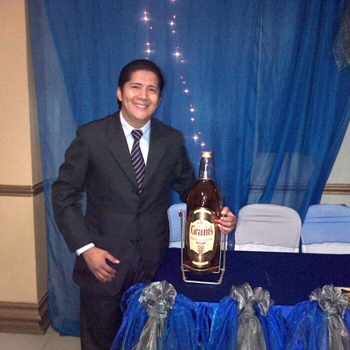 La vida, es el cortejo de lo que piensa y quieres hacer como todo ser humano lleno de sueños y aspiraciones: Soy Adrian Lucas, de profesión Abogado y Locutor.
