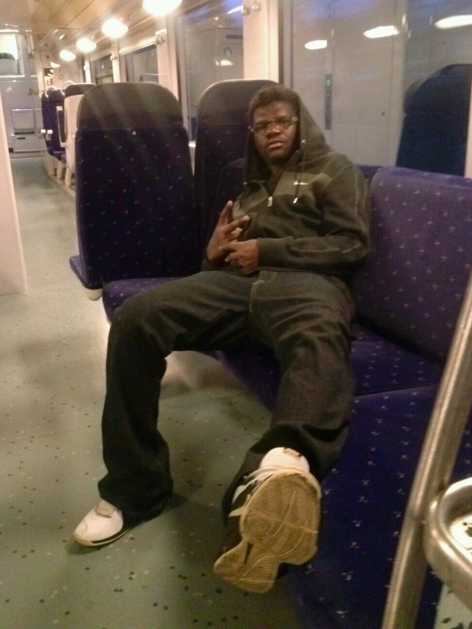 pour ceux où celles qui veulent discuter sur Kik voici mon  Artimomo ajouté moi les gens les femmes en préférence.