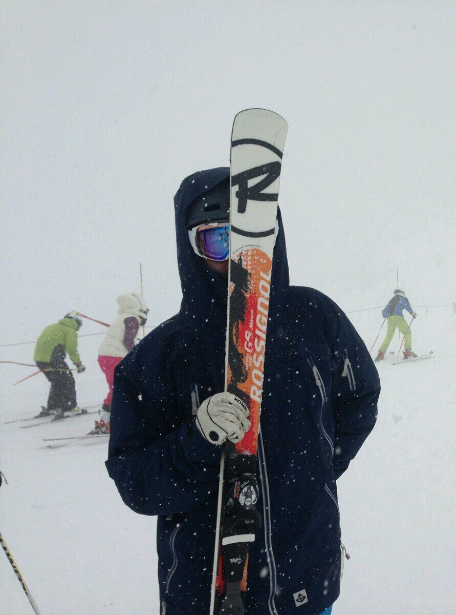 Passionate about the outdoor and snow sport industry,  exploring the mountains on my skis and being propelled across the ocean by mother nature