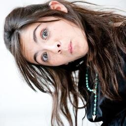 Hija de Neville y Hannah Longbottom. Segundo año en Hogwarts. Doce. Las escaleras y yo tenemos un romance, pero sh. Hufflepuff, que no inútil.