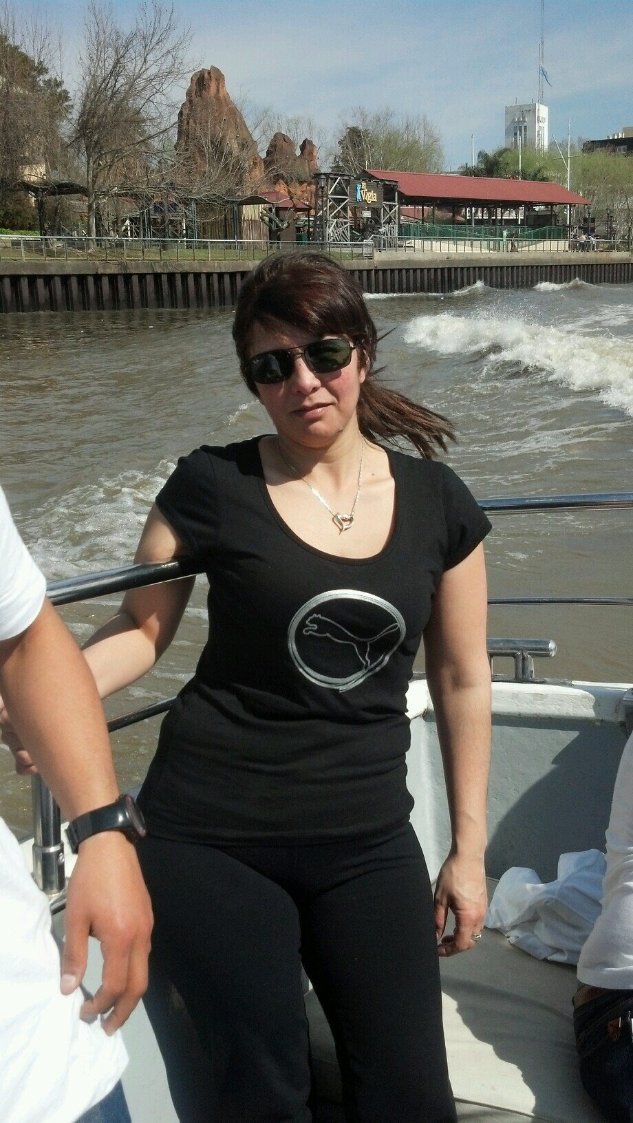 Docente,  trabajadora y por sobre todas las cosas muy muy leal !!!! Amoo y cuidoo a mi Familia !!!