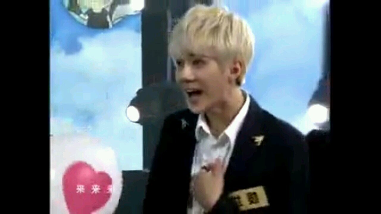 A hardcore fan of EXO ♡♡♡ HWAITING ♥