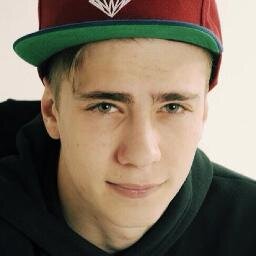 Estava Fazendo minha Bio, mas dai o @piconn me chamou para ir dormir com ele e eu fui. Since: 06/06/12