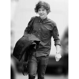 follow @AwrNiall cuz she gave u a free follow I AM UNFOLLOWING TOO