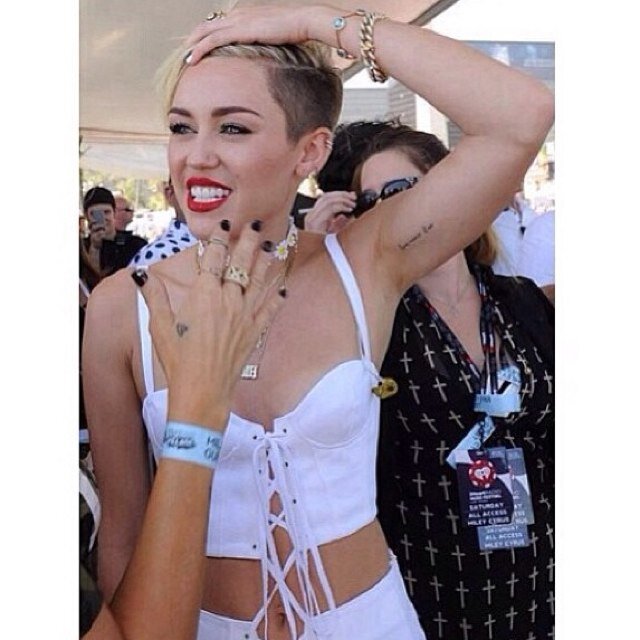 dont touch me im famous.