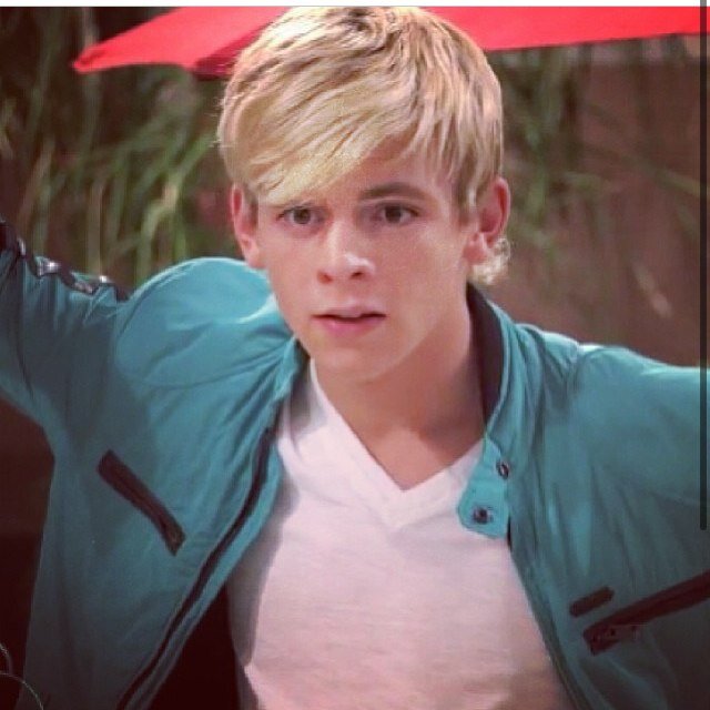 I love r5 ross lynch and i like drawing swimming