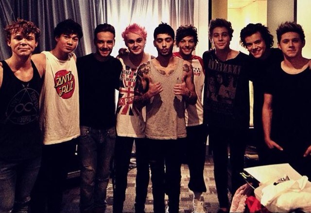 This is a free follow, in return can you follow @5SOSUnicornBand ? Tweet them for a followback and a shoutout :) #5SOSFAMILY #1DFAMILY