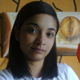 eu sou estudiosa,preguisosa,romantica,gosto de animais,sou magra ,pequena,mas e dai tamanho não é documento ,gosto de borboletas e de assistir tv