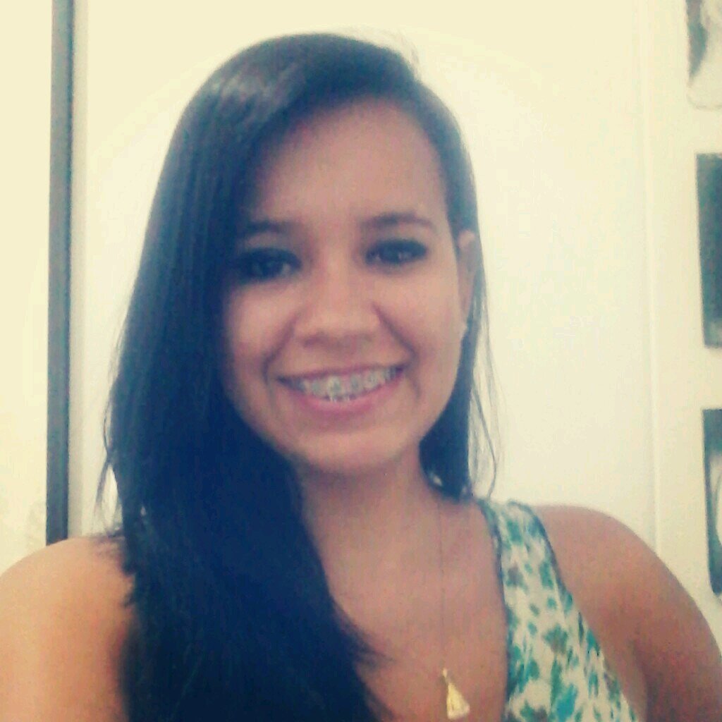 Estudante de Fisioterapia, Aquariana, Abençoada por Deus e muito feliz.