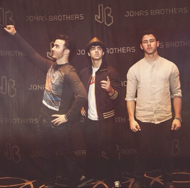 Mientras los criticas e insultas,ellos tratan de ser mejores personas,superan sus faltas,y me enseñan a cumplir mis sueños.Jonas&Lovato,StayStrong,BeUnbroken†