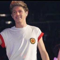 Please follow @wrecklessnouis she's trying to reach her goal, just ask if you want a follow back