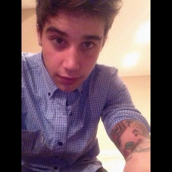 This is a free follow, go follow @jdbjanos and @smokingbieberr and @the1Dgangsta