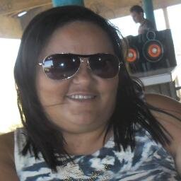 Quando o amor toca o coraçao
traz um sentimento maior que
a paixao.
Basta um olhar, um toque e nada
mais pra fazer feliz como só 
voce me faz Te amo amor
