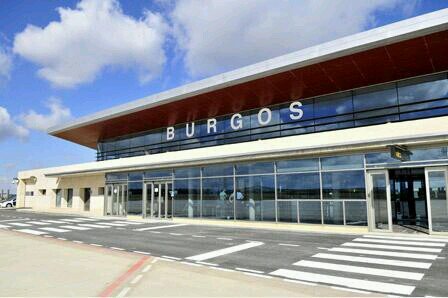 Aena-Aeropuertos. RGS El aeropuerto de Burgos está situado en una amplia llanura a unos 4 km al noroeste de la capital.