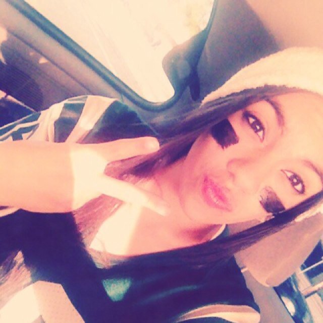 larissavantasse's profile picture. 