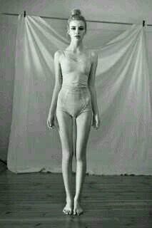 16.¿mi enemiga? YO. Es mi cuerpo yo me encargo de el como YO quiera . Mia , con depresion severamente grave , cortes y 1 intento suicida.quiero ser ana.