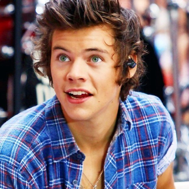 Follow @acxdwhore please and thank you