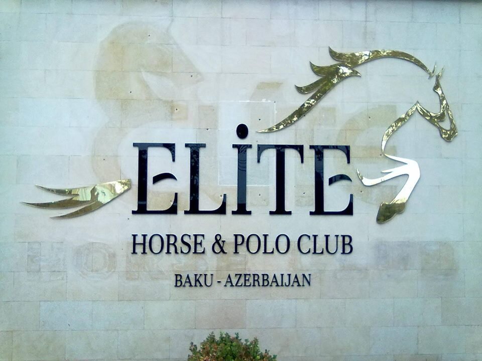 “Elite Horse and Polo Club” atçılıq sevənlərin bu idmanla məşğul olması üçün bütün imkanları təklif edir.