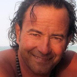 Kitesurfeur Français 
Recordman du Monde de Vitesse
WGPSSRC  Vitesse max 61.9knots (115km/h)                             Instructeur International Kitesurf.