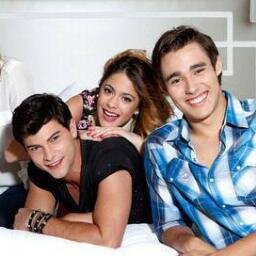 J'adore la série Violetta, Vampire Diaries, tous leurs acteurs et les 1D
Je les aime