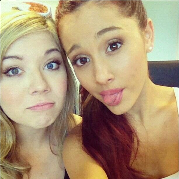 Everybody loves Ariana! Dutch Arianators push that follow buttn! Ariana is our queen.