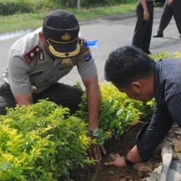 menjadi orang penting itu memang baik tetapi lebih penting lagi menjadi orang baik