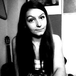 ` Mam na imię Karolina. Mam 15 lat, mam czaarne duże oczka :D szatynka ;* . Hobby to sport w szczególności siatkówka. Lubie spotykać się ze znajomymi