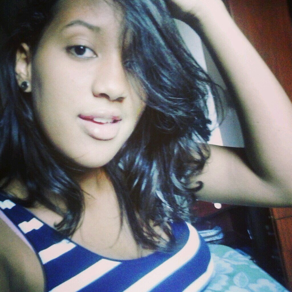 Pode fala n me importa oque tenho de torta eu tenho de FELIZ.     Nem vem tira meu riso frouxo com algum conselho que hoje eu passei batom vermelho  ♪