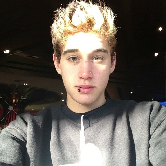 SINCE I GAVE U THIS FREE FOLLOW PLS FOLLOW @LukeeBrooksSigh or youll be unfollowed on here x