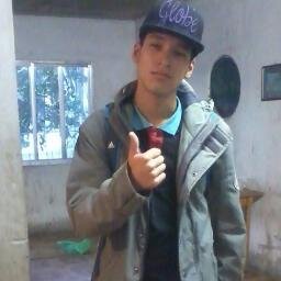 amo futebol , conhecer lugares novos , amizade , e muito mais :D